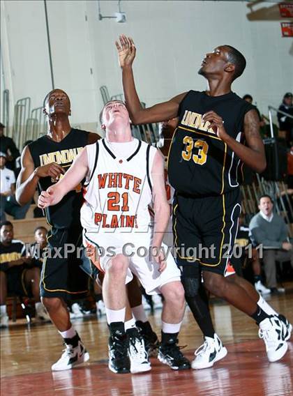 Thumbnail 2 in Uniondale vs White Plains (Harry Jefferson Holiday Showcase) photogallery.