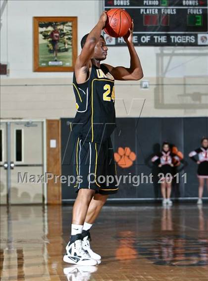 Thumbnail 1 in Uniondale vs White Plains (Harry Jefferson Holiday Showcase) photogallery.