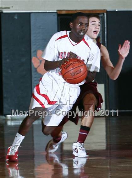 Thumbnail 2 in Peekskill vs. Iona Prep (Harry Jefferson Holiday Showcase) photogallery.