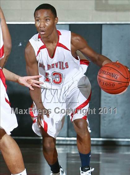 Thumbnail 3 in Peekskill vs. Iona Prep (Harry Jefferson Holiday Showcase) photogallery.