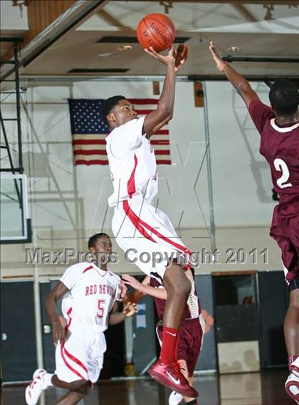 Thumbnail 1 in Peekskill vs. Iona Prep (Harry Jefferson Holiday Showcase) photogallery.