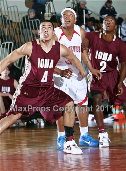 Thumbnail 2 in Peekskill vs. Iona Prep (Harry Jefferson Holiday Showcase) photogallery.