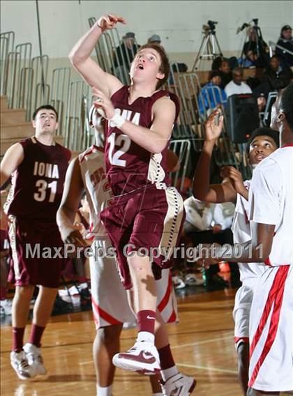 Thumbnail 2 in Peekskill vs. Iona Prep (Harry Jefferson Holiday Showcase) photogallery.