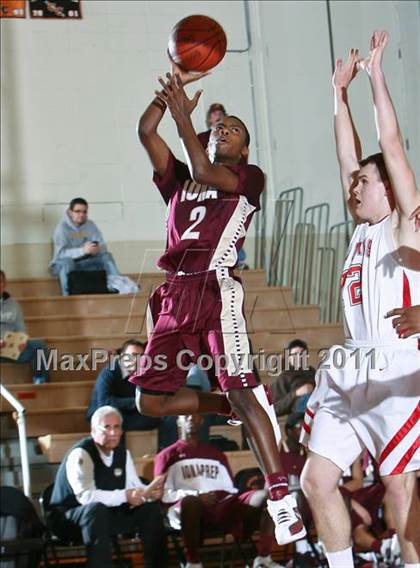 Thumbnail 3 in Peekskill vs. Iona Prep (Harry Jefferson Holiday Showcase) photogallery.