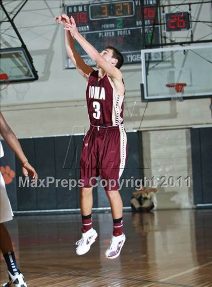 Thumbnail 3 in Peekskill vs. Iona Prep (Harry Jefferson Holiday Showcase) photogallery.