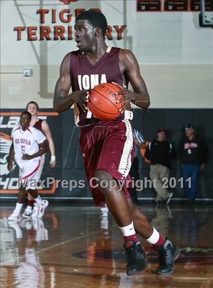 Thumbnail 3 in Peekskill vs. Iona Prep (Harry Jefferson Holiday Showcase) photogallery.