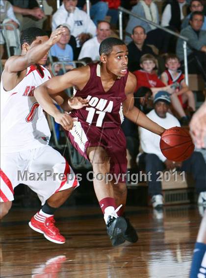 Thumbnail 2 in Peekskill vs. Iona Prep (Harry Jefferson Holiday Showcase) photogallery.