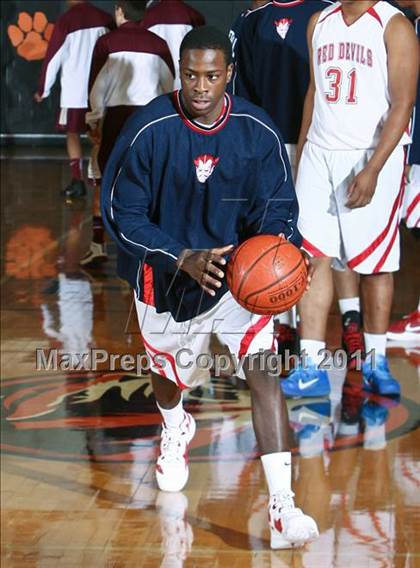 Thumbnail 2 in Peekskill vs. Iona Prep (Harry Jefferson Holiday Showcase) photogallery.