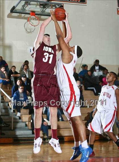 Thumbnail 1 in Peekskill vs. Iona Prep (Harry Jefferson Holiday Showcase) photogallery.
