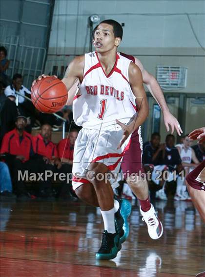 Thumbnail 3 in Peekskill vs. Iona Prep (Harry Jefferson Holiday Showcase) photogallery.