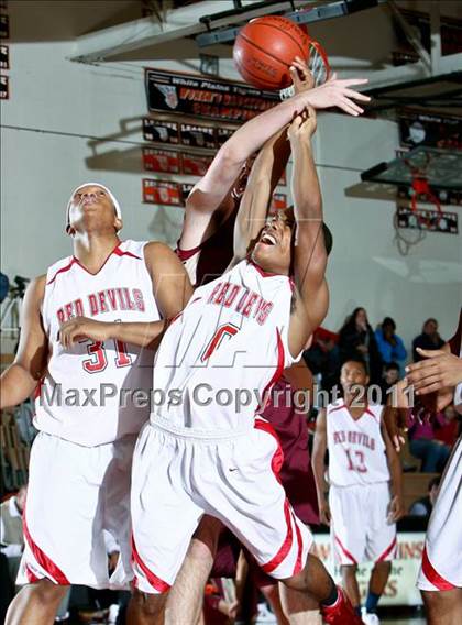 Thumbnail 1 in Peekskill vs. Iona Prep (Harry Jefferson Holiday Showcase) photogallery.
