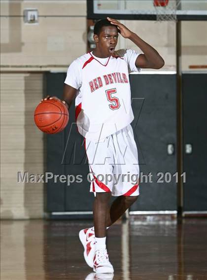 Thumbnail 3 in Peekskill vs. Iona Prep (Harry Jefferson Holiday Showcase) photogallery.