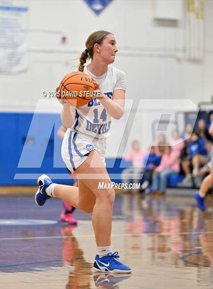 Thumbnail 3 in Lincoln vs. Davis Sr. (Dorothy Speck Memorial) photogallery.
