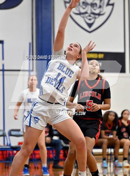 Thumbnail 1 in Lincoln vs. Davis Sr. (Dorothy Speck Memorial) photogallery.