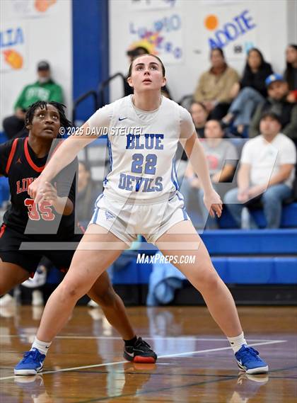 Thumbnail 2 in Lincoln vs. Davis Sr. (Dorothy Speck Memorial) photogallery.