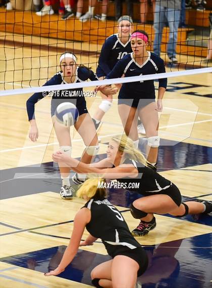 Thumbnail 1 in GMG vs Hudson (IHSAA Regional Semifinal) photogallery.