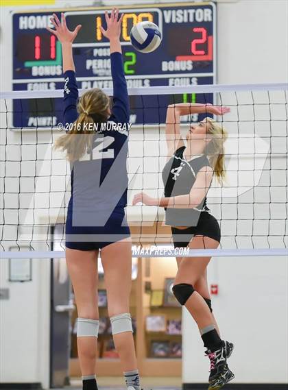 Thumbnail 2 in GMG vs Hudson (IHSAA Regional Semifinal) photogallery.