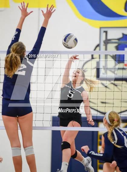 Thumbnail 1 in GMG vs Hudson (IHSAA Regional Semifinal) photogallery.