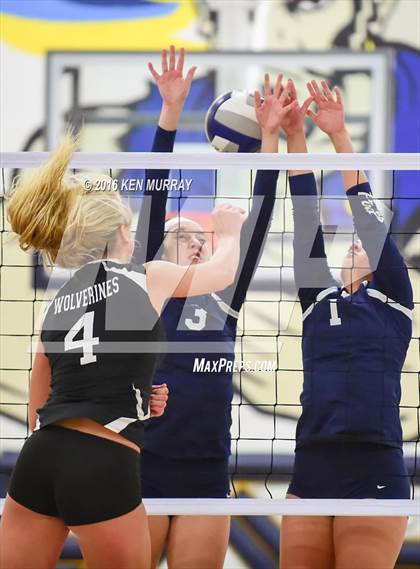 Thumbnail 1 in GMG vs Hudson (IHSAA Regional Semifinal) photogallery.