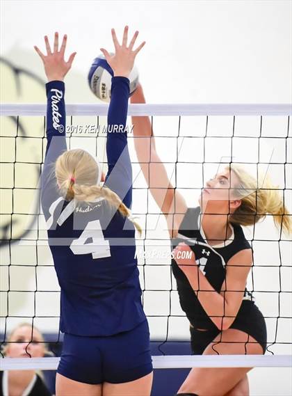 Thumbnail 3 in GMG vs Hudson (IHSAA Regional Semifinal) photogallery.