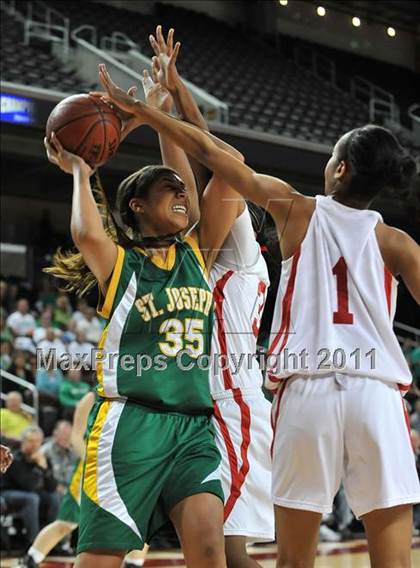 Thumbnail 3 in St. Joseph vs. Serra (CIF SoCal D3 Regional Final) photogallery.