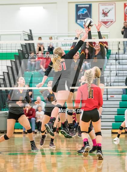 Thumbnail 3 in New Bremen vs. Fort Loramie (OHSAA D4 Regional Final) photogallery.