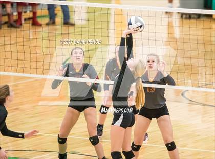 Thumbnail 1 in New Bremen vs. Fort Loramie (OHSAA D4 Regional Final) photogallery.