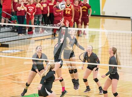 Thumbnail 2 in New Bremen vs. Fort Loramie (OHSAA D4 Regional Final) photogallery.