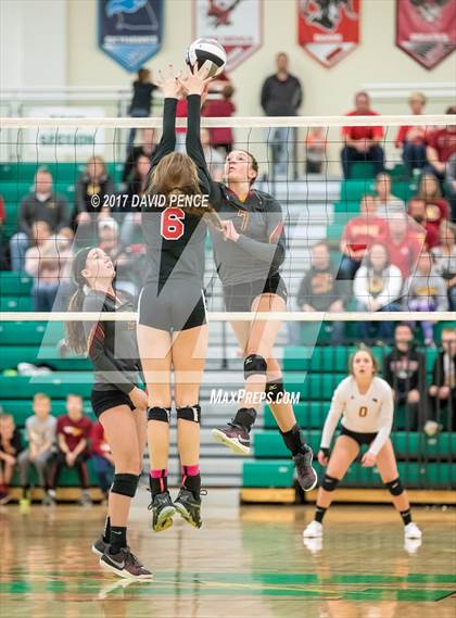 Thumbnail 3 in New Bremen vs. Fort Loramie (OHSAA D4 Regional Final) photogallery.