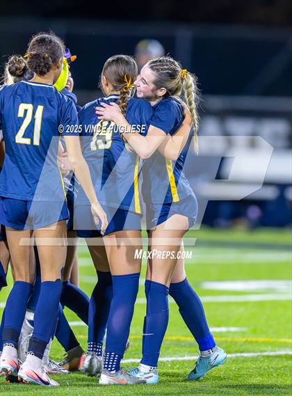 Thumbnail 2 in Roosevelt @ Bellevue (WIAA State 3A Semi Final) photogallery.