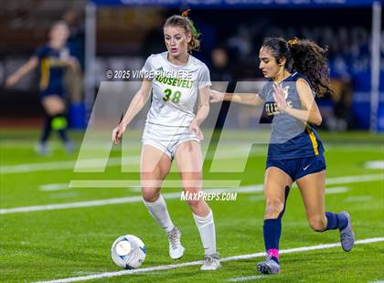 Thumbnail 2 in Roosevelt @ Bellevue (WIAA State 3A Semi Final) photogallery.