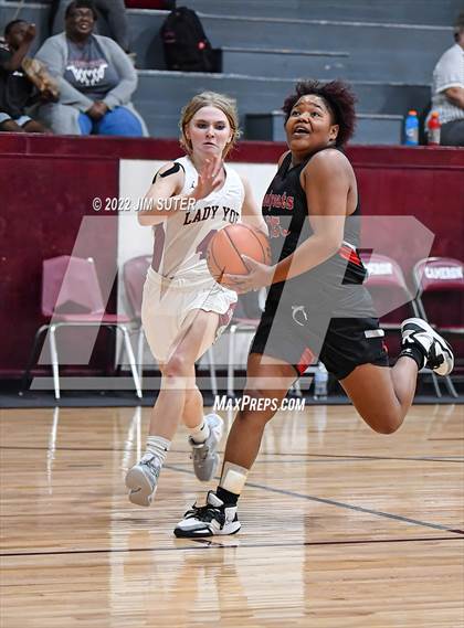 Thumbnail 3 in CH Yoe JV vs Mexia (Cameron Chamber Christmas Classic) photogallery.