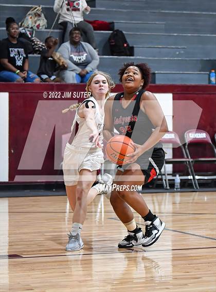 Thumbnail 1 in CH Yoe JV vs Mexia (Cameron Chamber Christmas Classic) photogallery.