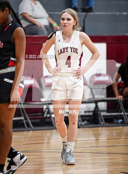 Thumbnail 2 in CH Yoe JV vs Mexia (Cameron Chamber Christmas Classic) photogallery.