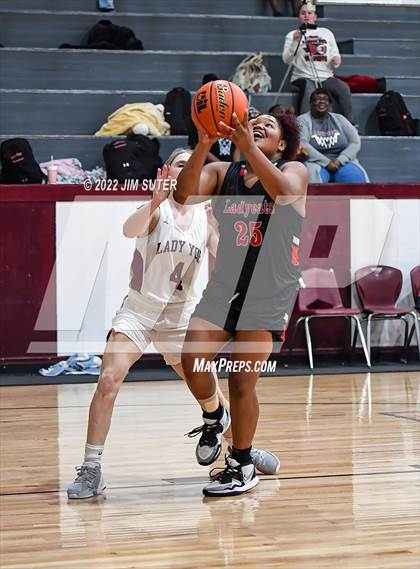Thumbnail 1 in CH Yoe JV vs Mexia (Cameron Chamber Christmas Classic) photogallery.