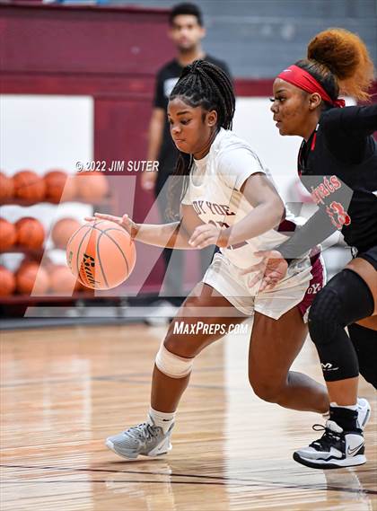 Thumbnail 1 in CH Yoe JV vs Mexia (Cameron Chamber Christmas Classic) photogallery.