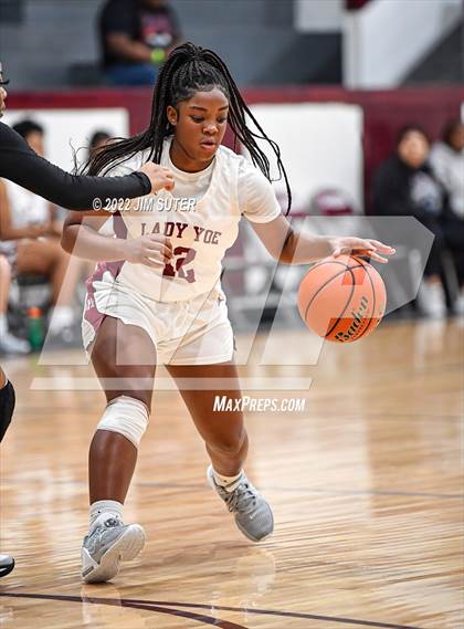 Thumbnail 2 in CH Yoe JV vs Mexia (Cameron Chamber Christmas Classic) photogallery.