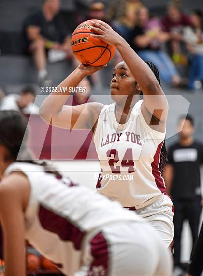 Thumbnail 3 in CH Yoe JV vs Mexia (Cameron Chamber Christmas Classic) photogallery.