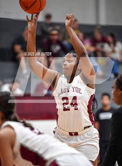 Thumbnail 1 in CH Yoe JV vs Mexia (Cameron Chamber Christmas Classic) photogallery.