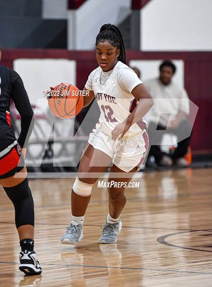 Thumbnail 3 in CH Yoe JV vs Mexia (Cameron Chamber Christmas Classic) photogallery.