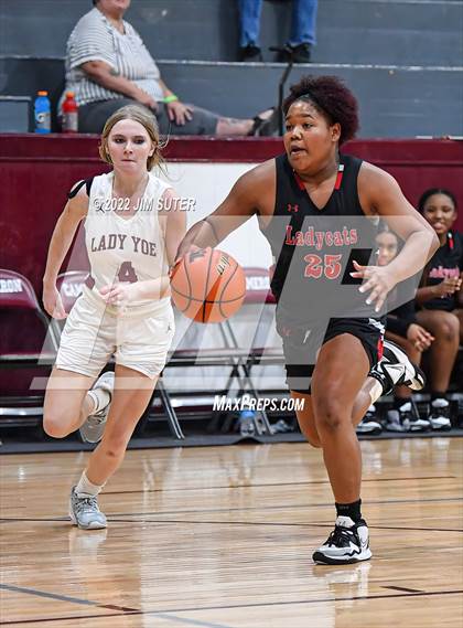 Thumbnail 2 in CH Yoe JV vs Mexia (Cameron Chamber Christmas Classic) photogallery.