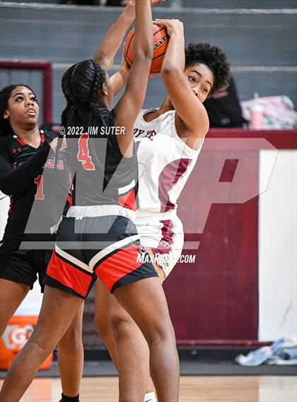 Thumbnail 1 in CH Yoe JV vs Mexia (Cameron Chamber Christmas Classic) photogallery.