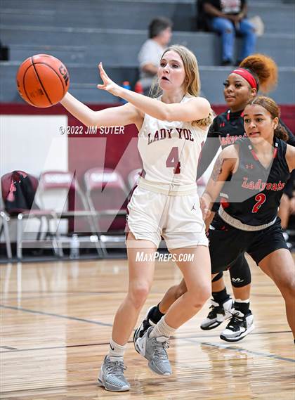 Thumbnail 2 in CH Yoe JV vs Mexia (Cameron Chamber Christmas Classic) photogallery.