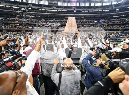 Thumbnail 3 in South Oak Cliff vs. Liberty Hill (UIL 5A D2 Final) photogallery.