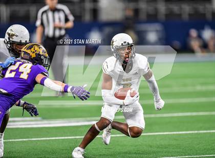 Thumbnail 3 in South Oak Cliff vs. Liberty Hill (UIL 5A D2 Final) photogallery.