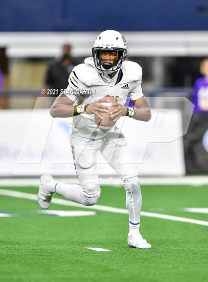 Thumbnail 1 in South Oak Cliff vs. Liberty Hill (UIL 5A D2 Final) photogallery.