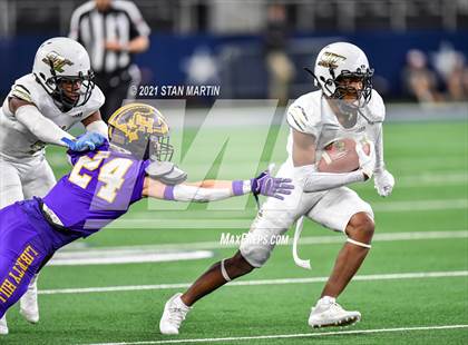 Thumbnail 1 in South Oak Cliff vs. Liberty Hill (UIL 5A D2 Final) photogallery.