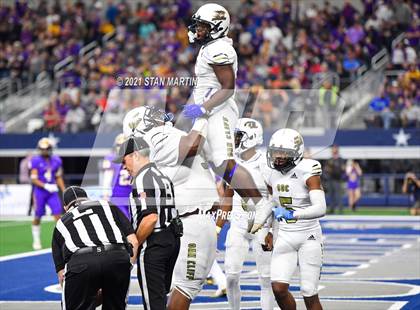 Thumbnail 3 in South Oak Cliff vs. Liberty Hill (UIL 5A D2 Final) photogallery.