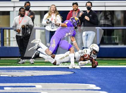 Thumbnail 3 in South Oak Cliff vs. Liberty Hill (UIL 5A D2 Final) photogallery.