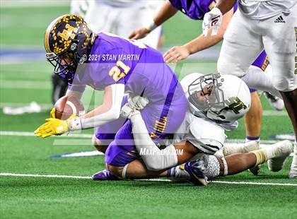 Thumbnail 3 in South Oak Cliff vs. Liberty Hill (UIL 5A D2 Final) photogallery.